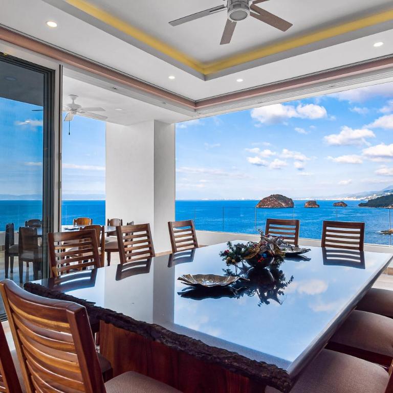 Upscale oceanfront condo with extensive balcony, pool & ocean views - Casa - 11