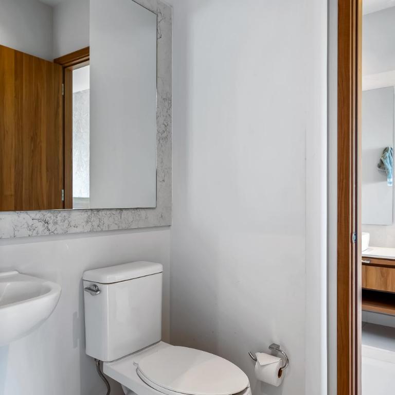 5th-floor apt near the ocean with infinity rooftop pool, balcony, washer/dryer - Casa - 20