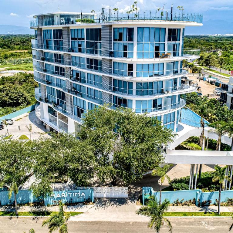 Updated condo with sweeping views, pools, fitness room, balcony, W/D, and AC - Casa - 1