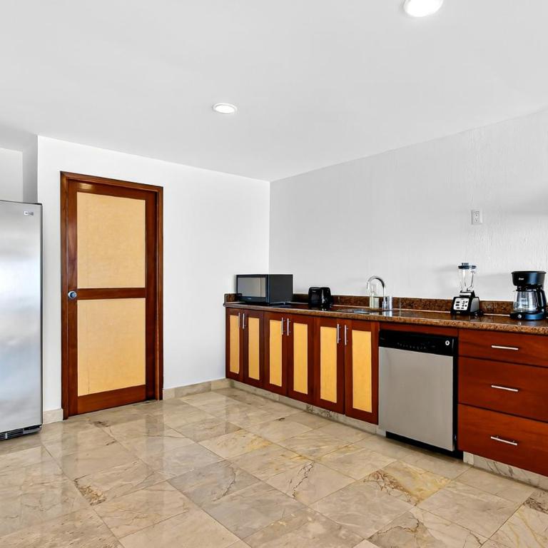 Upscale coastal suite with private terrace, ocean views, pool & hot tub - Vacation Home - 15