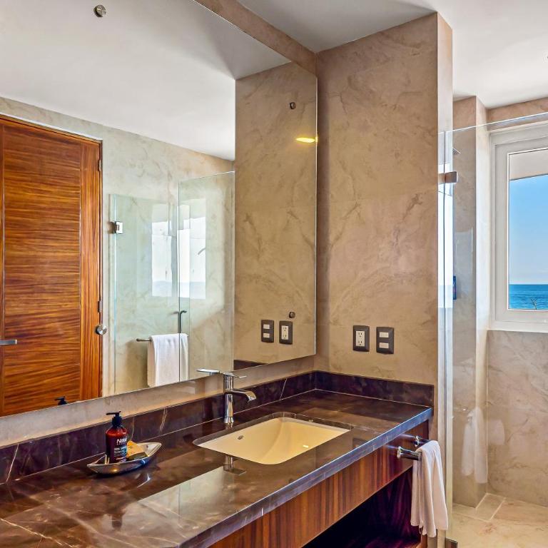 Luxe 2nd-floor condo with endless ocean views, pool, spa & balcony - Casa - 17
