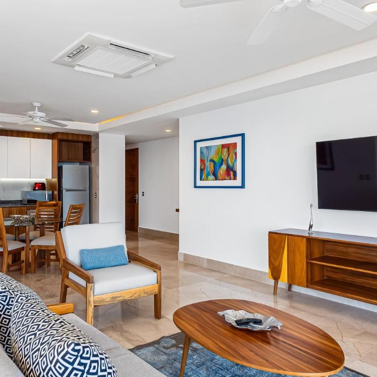 Luxurious upscale condo w/ wraparound oceanfront view & shared pool - Casa - 12