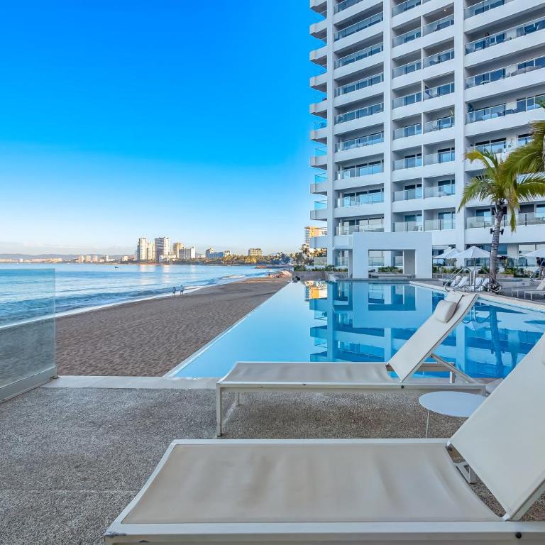Luxury oceanfront apartment with private balcony, rooftop pool & gym access - Casa - 2