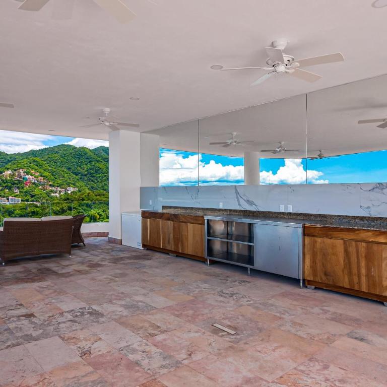 Upscale oceanfront condo with extensive balcony, pool & ocean views - Casa - 56