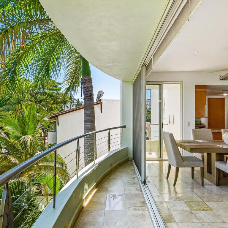2nd-floor condo with private balcony, on-site pool & billiards - Casa - 22