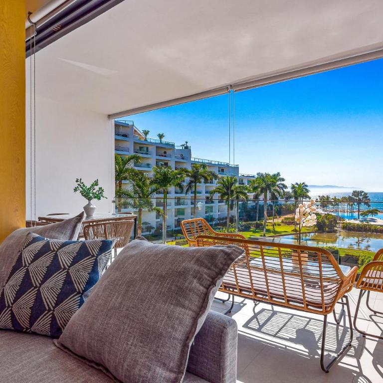 Oceanfront condo with a full kitchen, pool, & beach access - Casa - 7