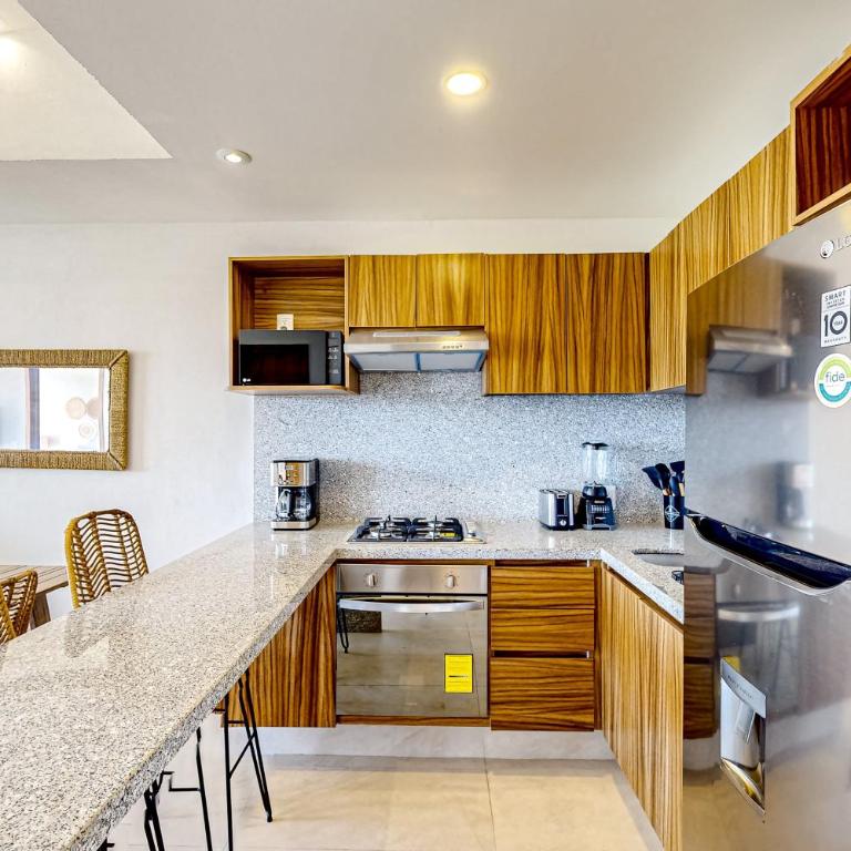 Ocean-view condo with infinity pool, rooftop lounge, & private balcony - Casa - 8