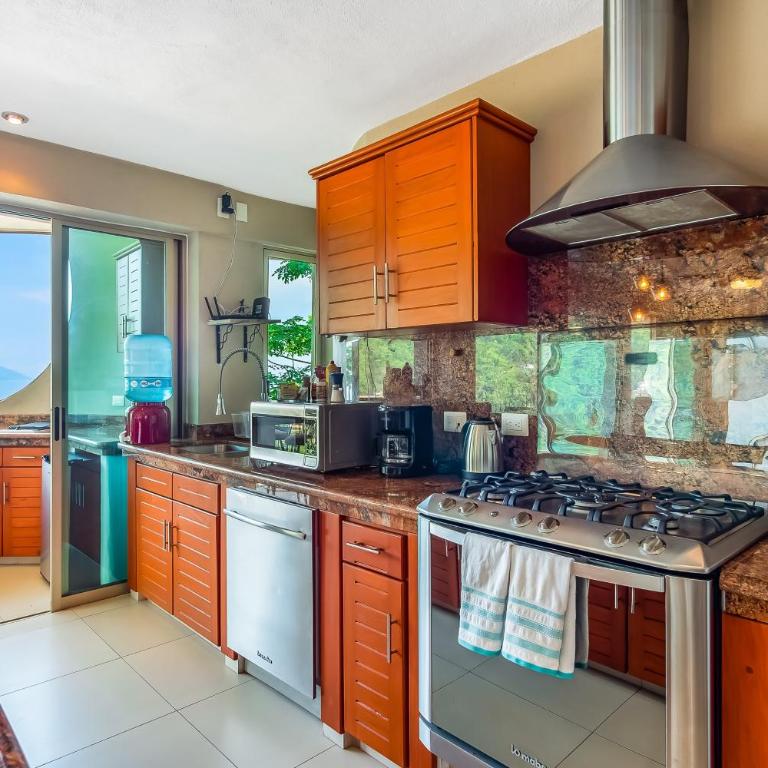Mismaloya Beach condo with ocean views, on-site pool, grill, & private balcony - Casa - 13