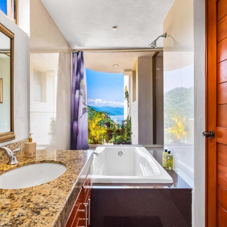 Mismaloya Beach condo with ocean views, on-site pool, grill, & private balcony - Casa - 23