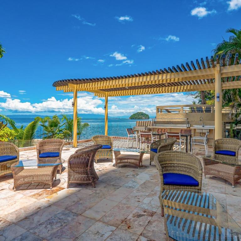 Luxurious upscale condo w/ wraparound oceanfront view & shared pool - Casa - 30
