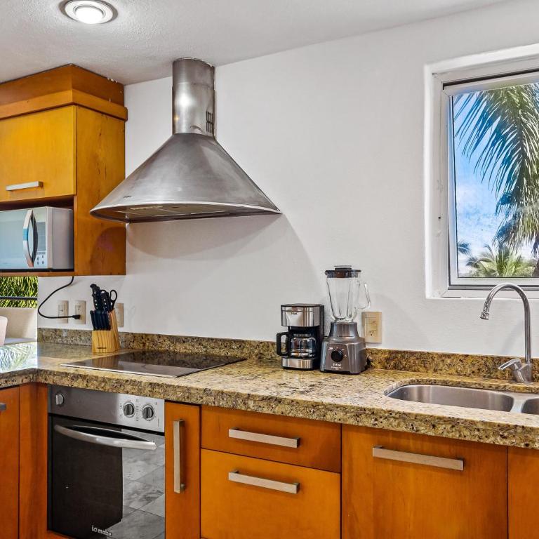2nd-floor condo with private balcony, on-site pool & billiards - Casa - 13