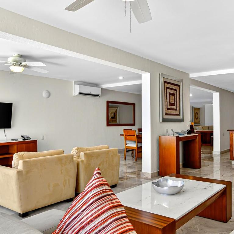 Upscale coastal suite with private terrace, ocean views, pool & hot tub - Vacation Home - 4