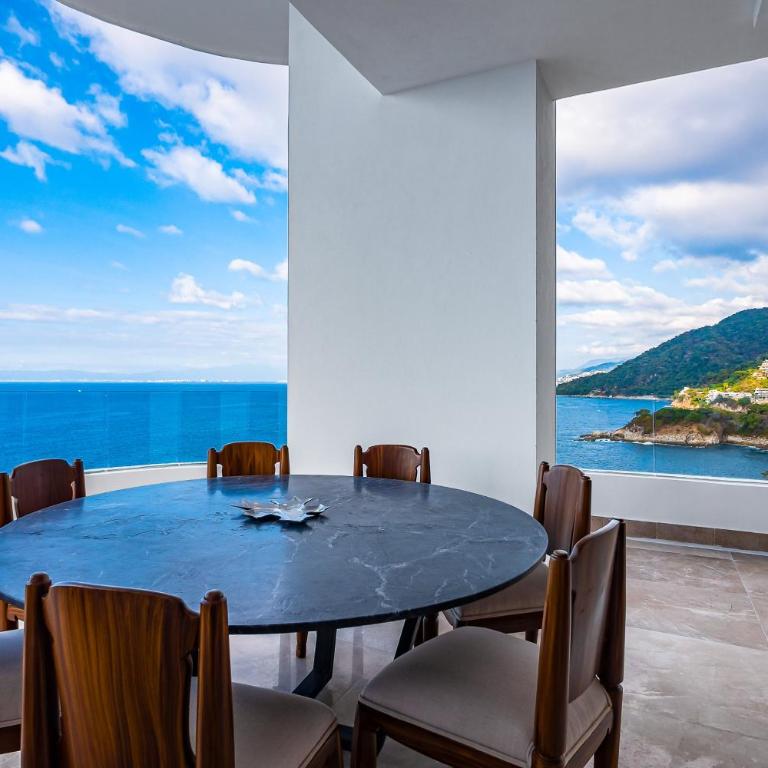 Upscale oceanfront condo with extensive balcony, pool & ocean views - Casa - 12