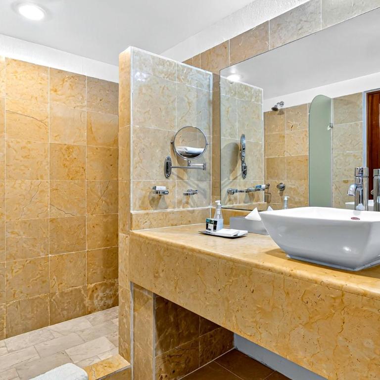Upscale coastal suite with private terrace, ocean views, pool & hot tub - Vacation Home - 23