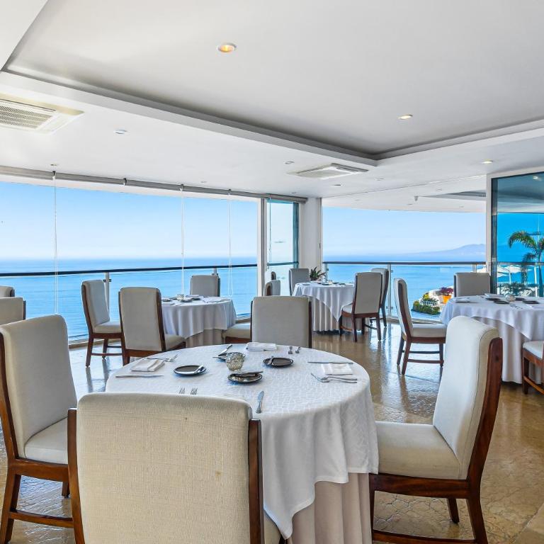 Upscale coastal suite with private terrace, ocean views, pool & hot tub - Vacation Home - 54