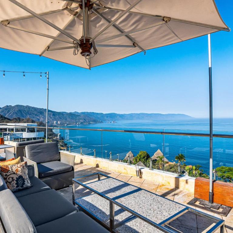Upscale coastal suite with private terrace, ocean views, pool & hot tub - Vacation Home - 33