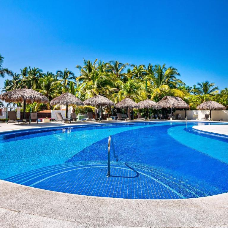 Modern ocean-view stay with pool and rooftop access, large balcony, and AC - Casa - 34
