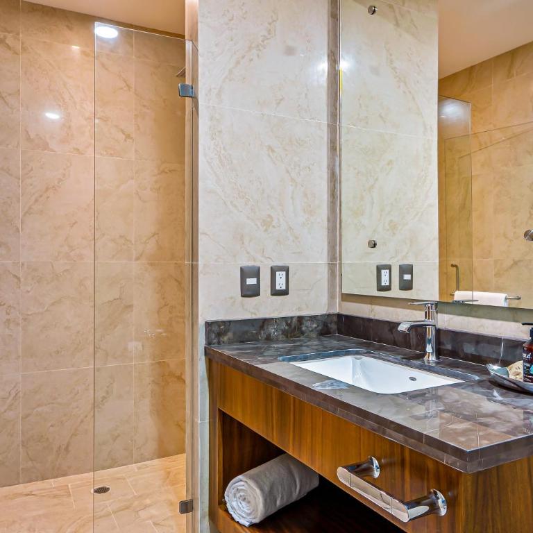 Luxe 2nd-floor condo with endless ocean views, pool, spa & balcony - Casa - 18