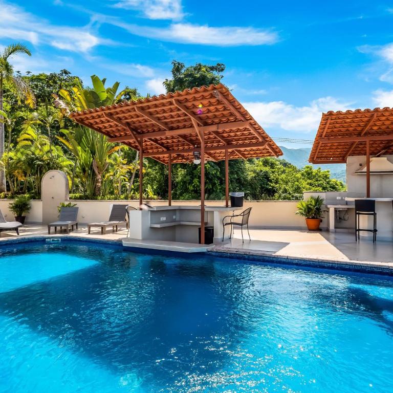 Mismaloya Beach condo with ocean views, on-site pool, grill, & private balcony - Casa - 32