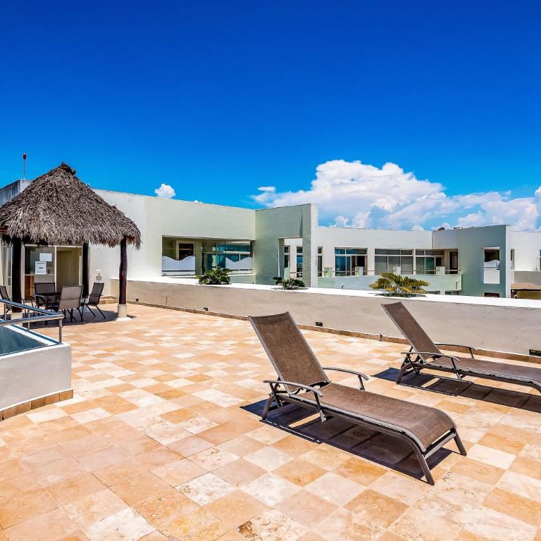 2nd-floor condo with private balcony, on-site pool & billiards - Casa - 28