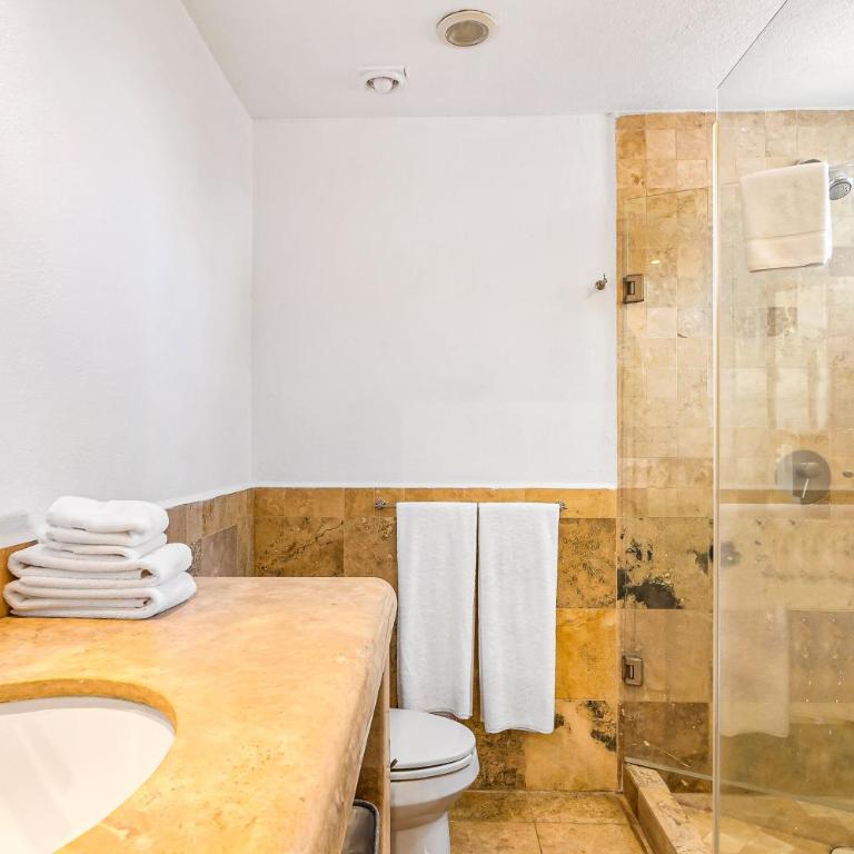 2nd-floor condo with private balcony, on-site pool & billiards - Casa - 20