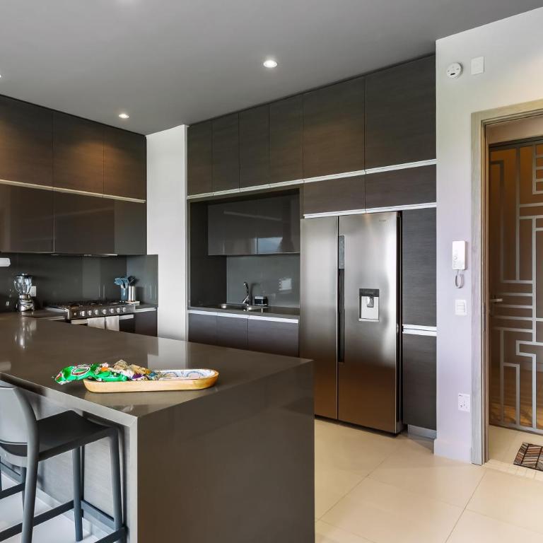 Modern condo with breathtaking views, infinity pool, and en suite bedrooms - Casa - 11