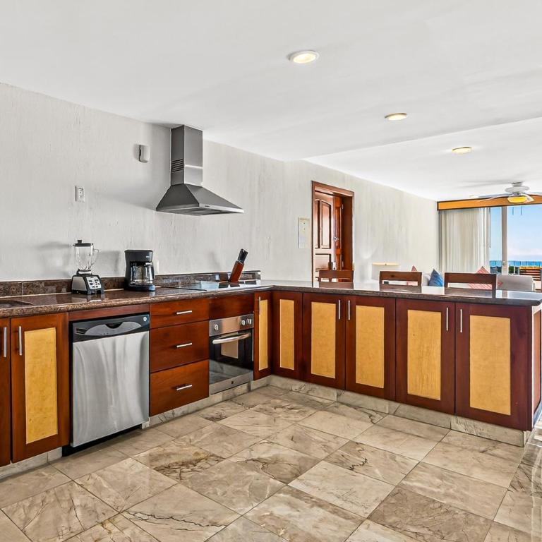 Upscale coastal suite with private terrace, ocean views, pool & hot tub - Vacation Home - 13