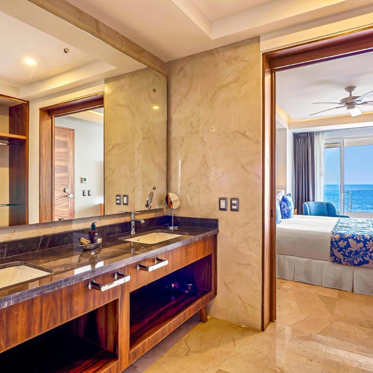 Luxe 2nd-floor condo with endless ocean views, pool, spa & balcony - Casa - 16