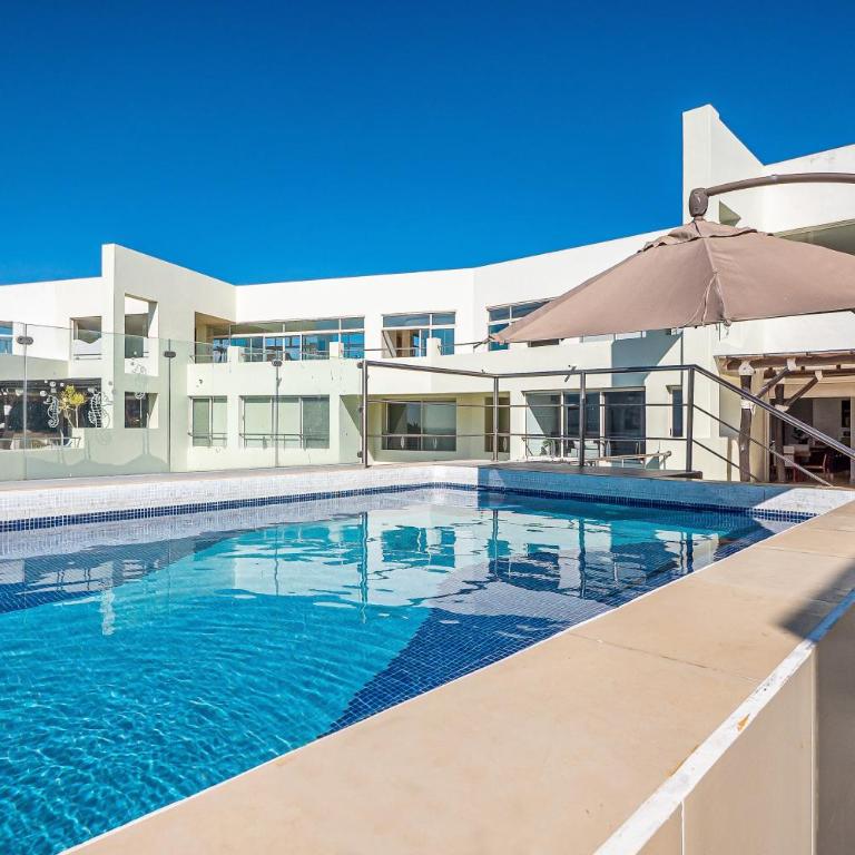 Luxurious retreat with a scenic terrace pool & modern kitchen - Casa - 4