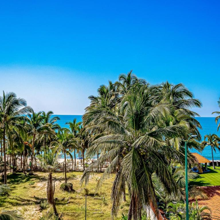 2nd-floor condo with private balcony, on-site pool & billiards - Casa - 33
