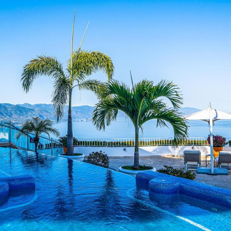 Upscale coastal suite with private terrace, ocean views, pool & hot tub - Vacation Home - 43