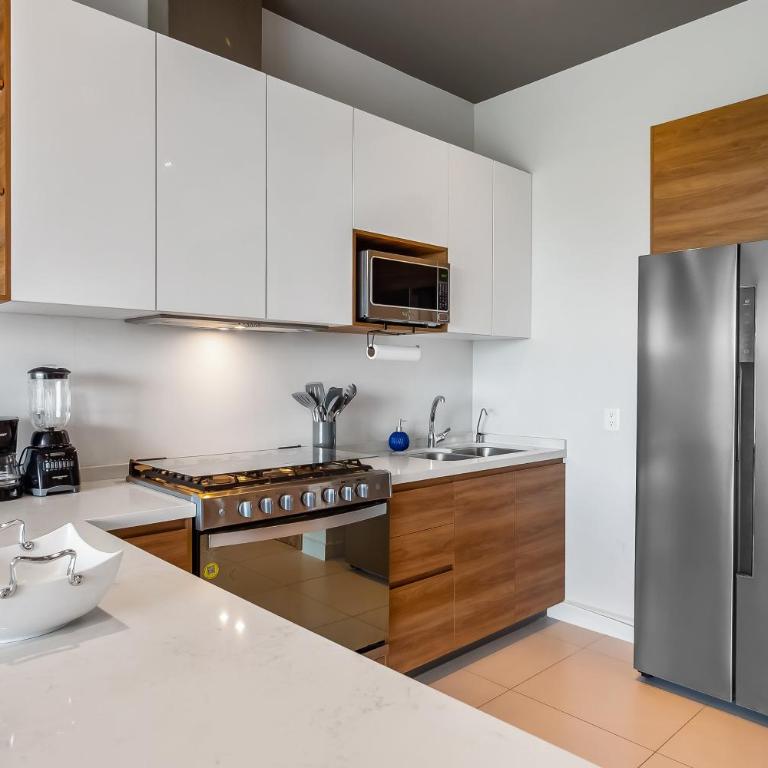 5th-floor apt near the ocean with infinity rooftop pool, balcony, washer/dryer - Casa - 10