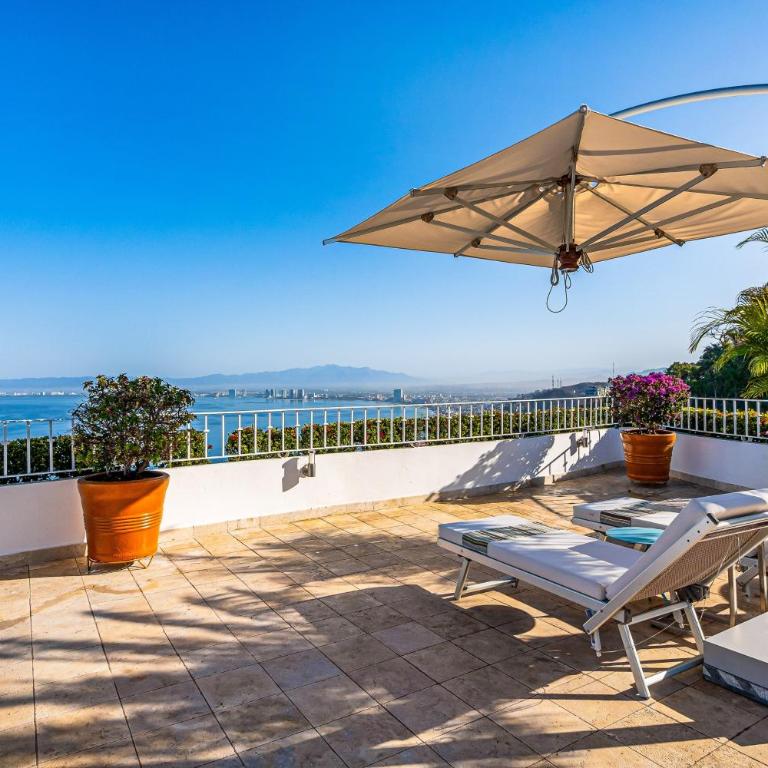 Upscale coastal suite with private terrace, ocean views, pool & hot tub - Vacation Home - 39