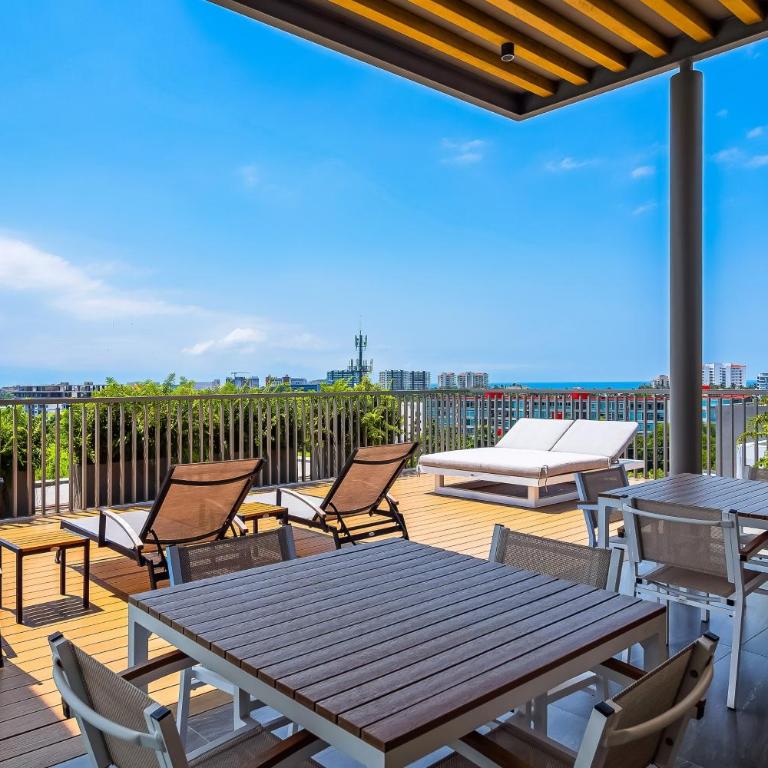 5th-floor apt near the ocean with infinity rooftop pool, balcony, washer/dryer - Casa - 24