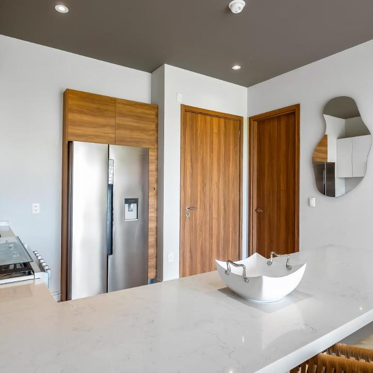 5th-floor apt near the ocean with infinity rooftop pool, balcony, washer/dryer - Casa - 12