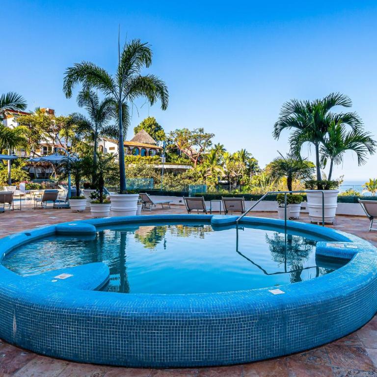 Upscale coastal suite with private terrace, ocean views, pool & hot tub - Vacation Home - 45