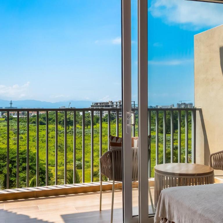 5th-floor apt near the ocean with infinity rooftop pool, balcony, washer/dryer - Casa - 25
