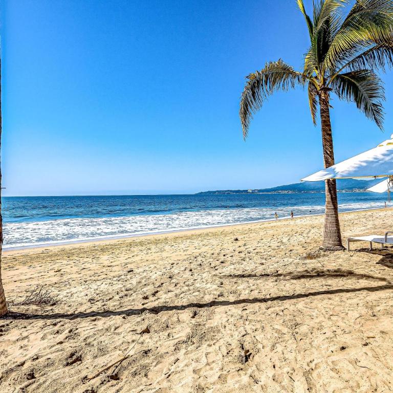 Updated condo with sweeping views, pools, fitness room, balcony, W/D, and AC - Casa - 28