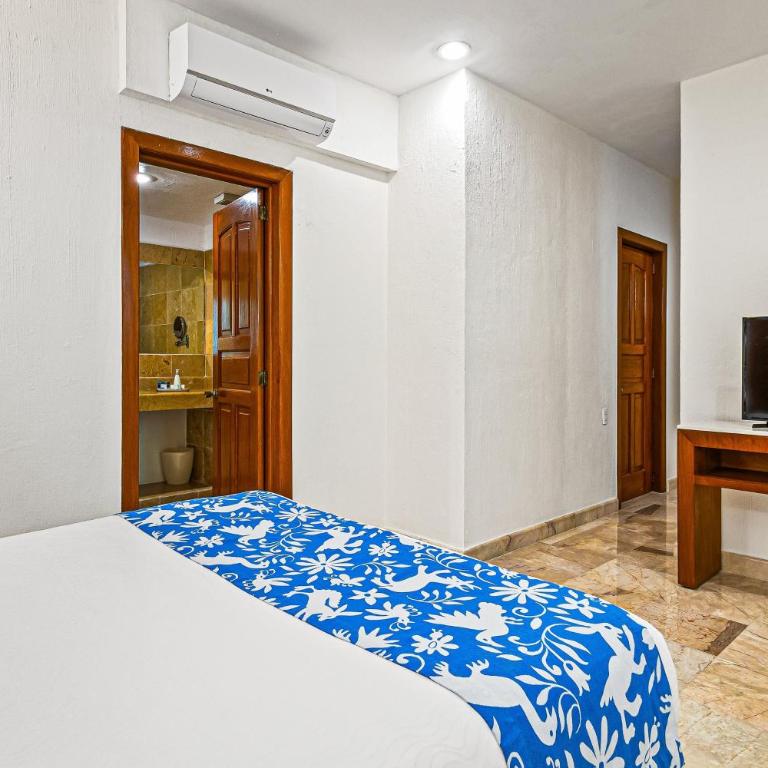 Elegant oceanview suite with heated pool, private hot tub & terrace dining - Vacation Home - 14