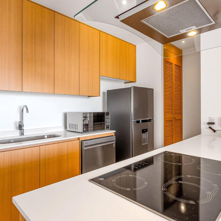 Oceanfront condo with a full kitchen, pool, & beach access - Casa - 13