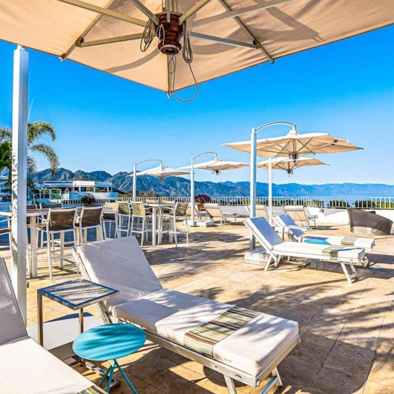 Cozy condo with pool & AC - family base near beach & activities, shared hot tub - Vacation Home - 32