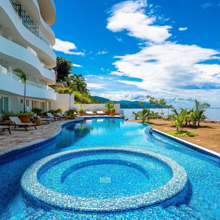 Luxurious upscale condo w/ wraparound oceanfront view & shared pool - Casa - 1