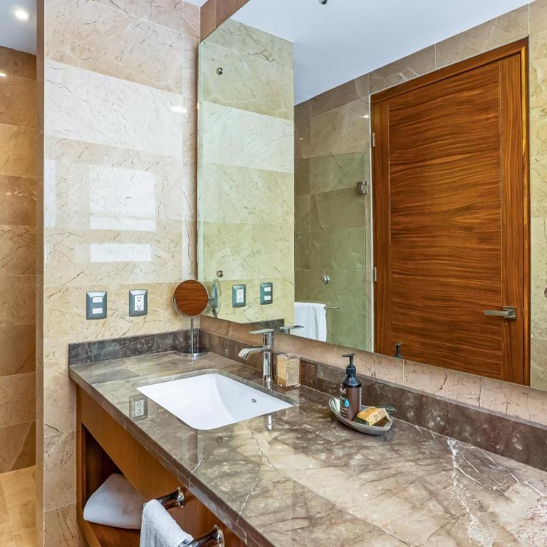 Luxurious upscale condo w/ wraparound oceanfront view & shared pool - Casa - 22