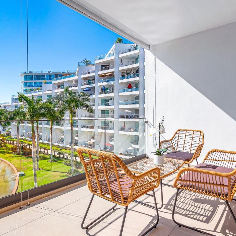 Oceanfront condo with a full kitchen, pool, & beach access - Casa - 3