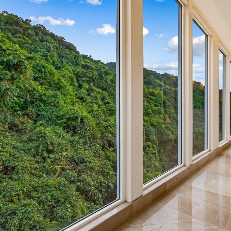 Upscale oceanfront condo with extensive balcony, pool & ocean views - Casa - 59