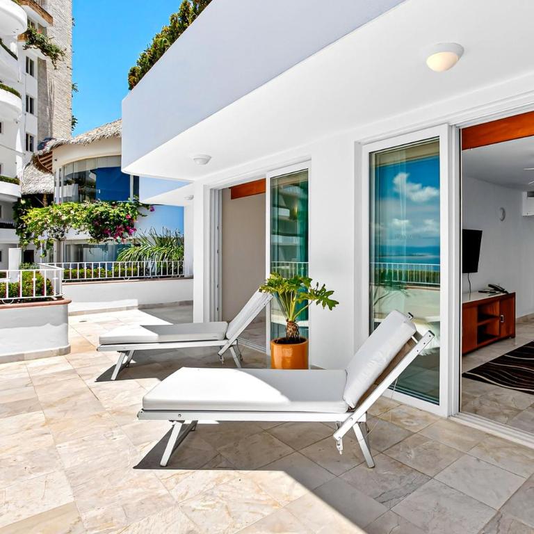 Upscale coastal suite with private terrace, ocean views, pool & hot tub - Vacation Home - 32
