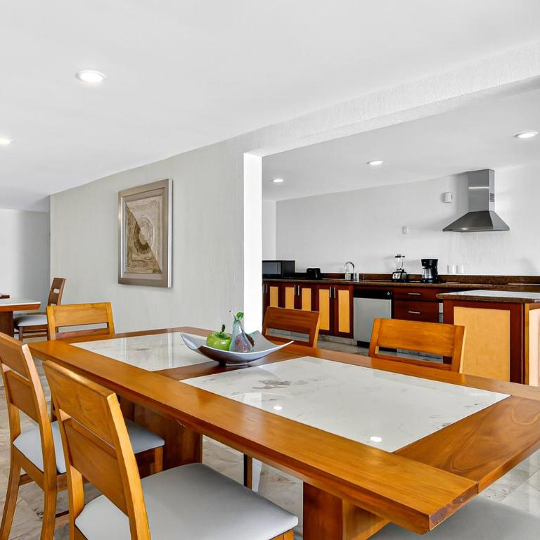 Upscale coastal suite with private terrace, ocean views, pool & hot tub - Vacation Home - 12