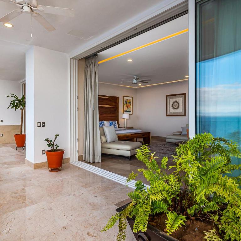 Upscale oceanfront condo with extensive balcony, pool & ocean views - Casa - 33