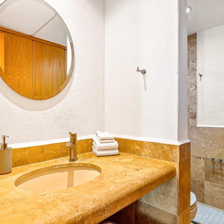 Modern ocean-view stay with pool and rooftop access, large balcony, and AC - Casa - 17