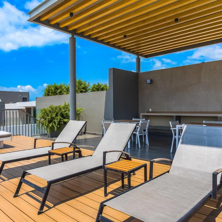 5th-floor apt near the ocean with infinity rooftop pool, balcony, washer/dryer - Casa - 32